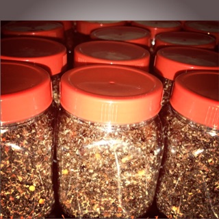 Muối kiến là sự kết hợp giữa kiến vàng rang, muối hột, ớt