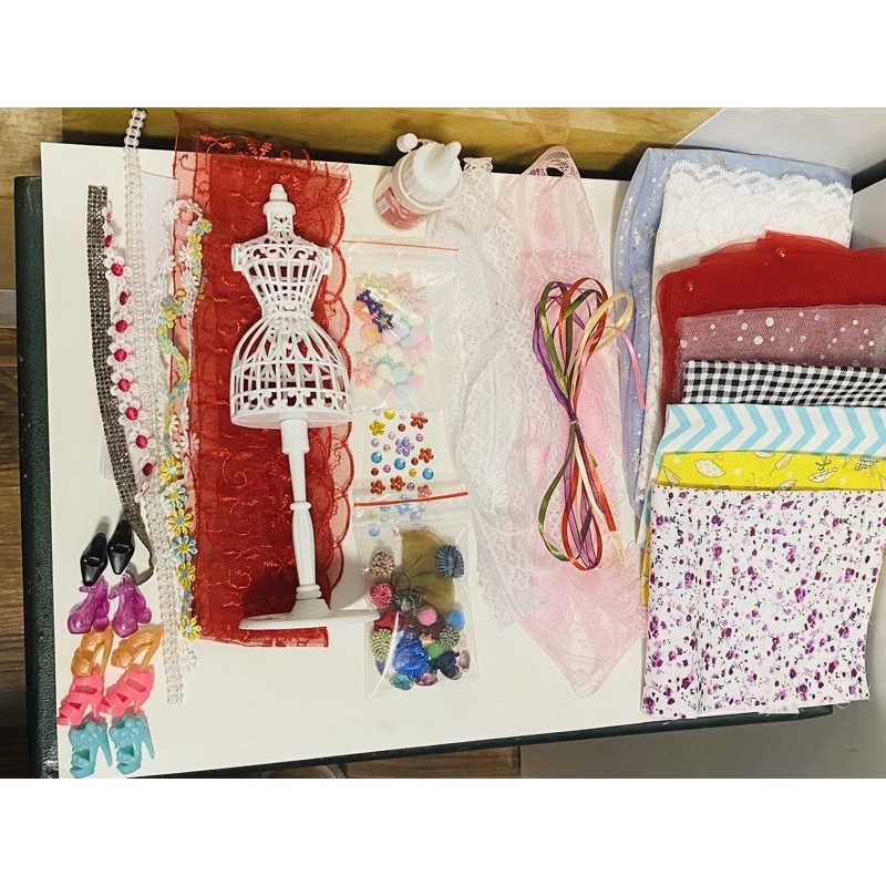 Bộ đồ chơi thủ công may váy búp bê không cần kim chỉ.