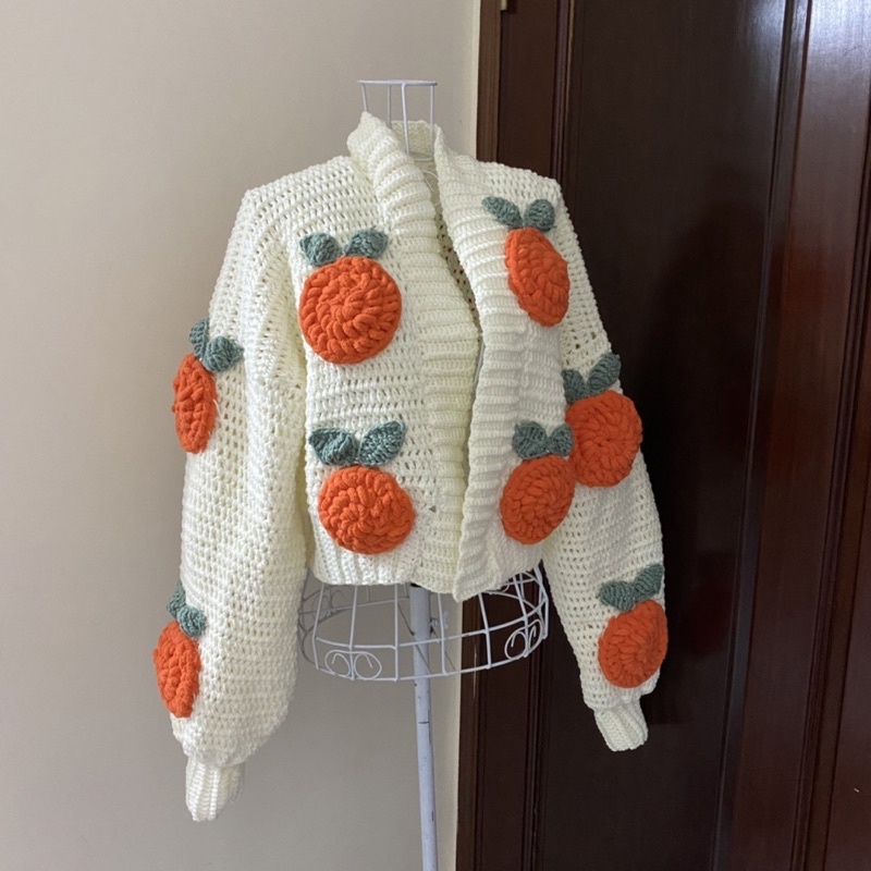 Áo khoác Cardigan len móc thủ công đính quả cam to