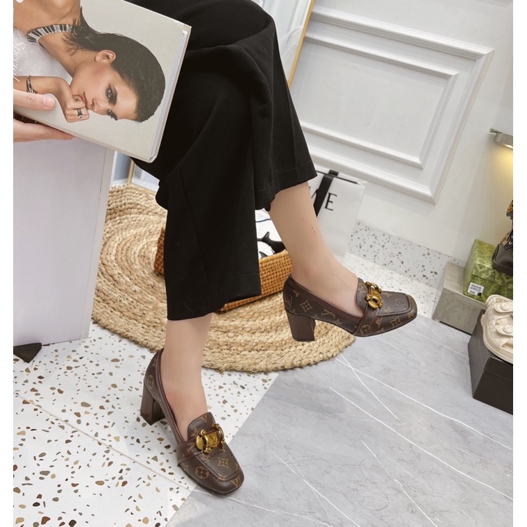 Giày cao gót spsl hoạ tiết đai khoá ngang gót trụ fullbox