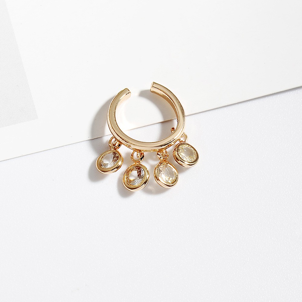 Khuyên tai ngắn đính núm tua và pha lê