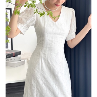 Đầm trắng cổ V đuôi cá
