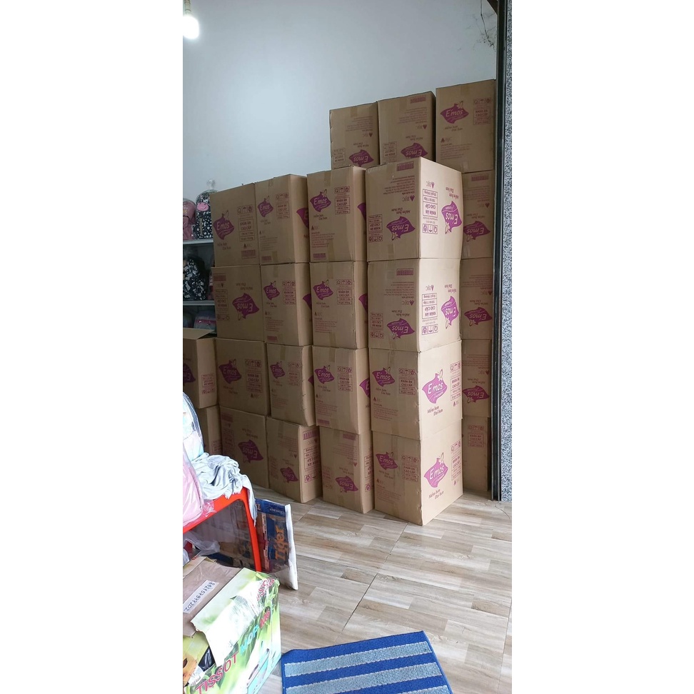 Khăn Giấy Vuông Emos  loại bản lớn - kích thước 330mm × 330mm