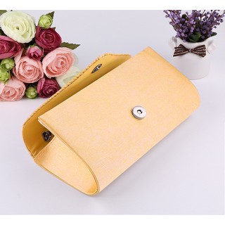 [+1 Tất Nữ] Clutch Nữ Cầm Tay V - Màu Vàng
