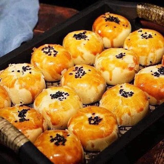 Thùng 2.5kg Bánh pía trứng muối tan chảy date 6 tháng.