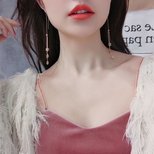 Bông Tai Chuỗi Hoa Dài Titan Ko Han Rỉ TT 3646