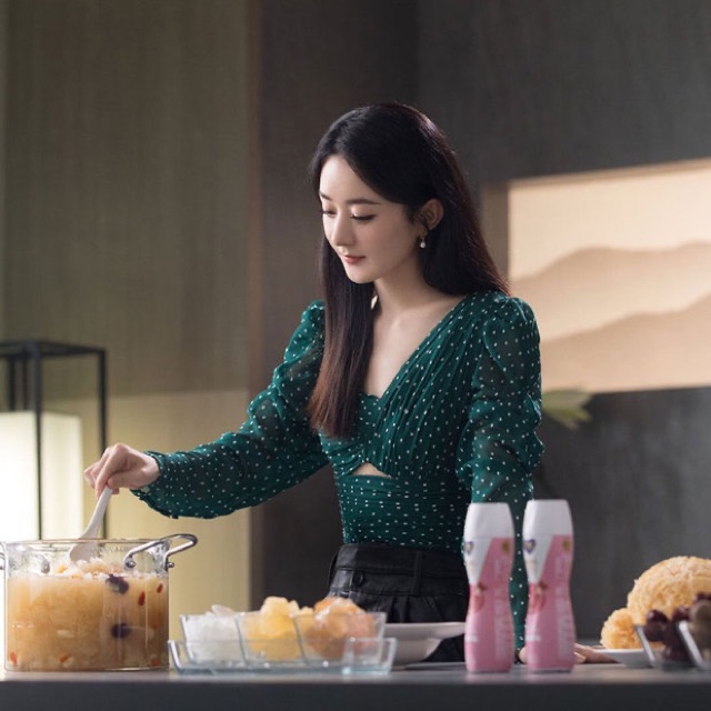 Áo kiểu chấm bi tay dài Triệu Lệ Dĩnh