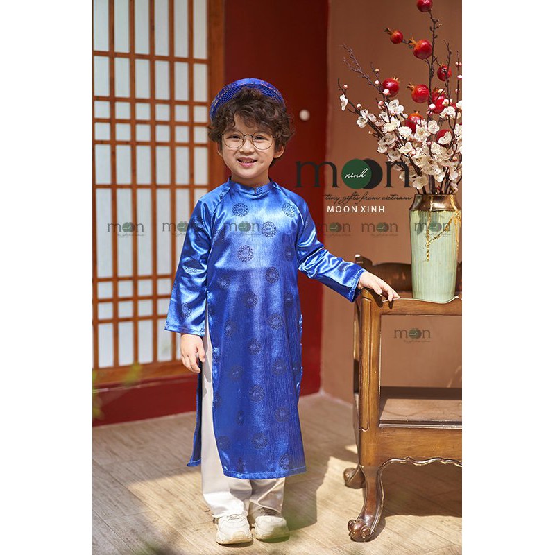 Áo dài truyền thống cho bé trai VNS 337 Moon Xinh Họa tiết chữ Phúc may mắn màu xanh coban - Full size - Gấm dệt mặt lụa