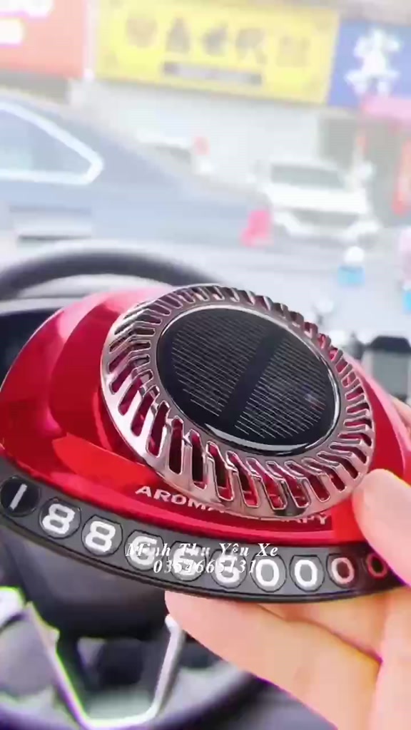 Nước hoa ô tô Aroma năng lượng mặt trời toả hương thơm kèm bảng số điện thoại và tinh dầu | BigBuy360 - bigbuy360.vn