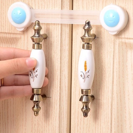Dụng cụ khoá tủ bằng nhựa an toàn cho bé