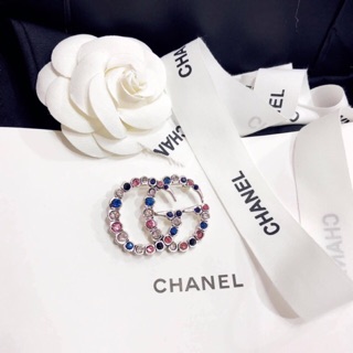 Cài áo Gucci đính đá màu