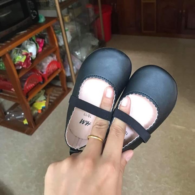Giày bé HM