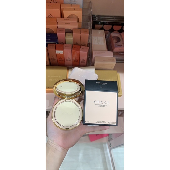 Phấn phủ Gucci Poudre De Beauté sang chảnh kèm túi lụa