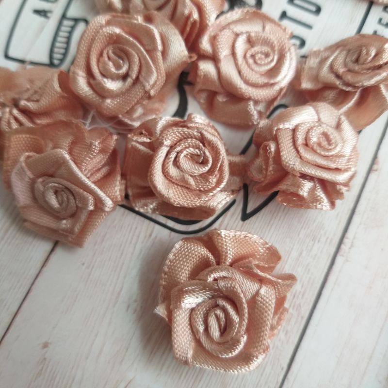 Hoa hồng trang trí , size  2cm