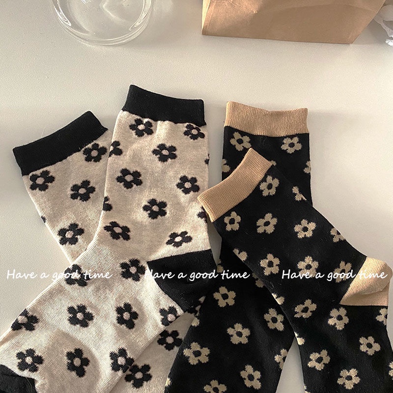 Đôi vớ họa tiết hoa dễ thương bắt mắt sành điệu