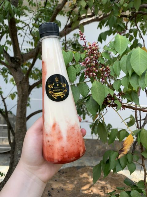 50 chai nhựa kiểu dáng tam giác 330ml nắp đen kèm tem thank u đáng iu