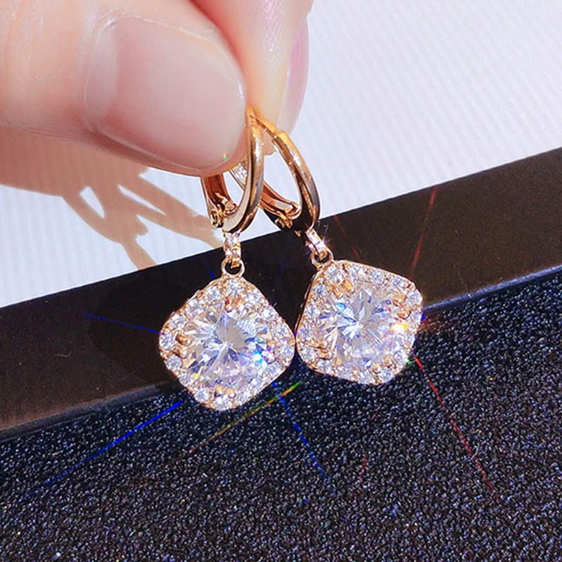 Item Weight : 0.01kg Main Stone : Zircon Metals Type : Gold Filled Occasion : Anniversary Side Stone : CRYSTAL Shapepattern : Geometric Style : TRENDY Note: Các sản phẩm có chất liệu vàng, kim cương, đá quý trong shop đều là xi mạ/ nhân tạo.