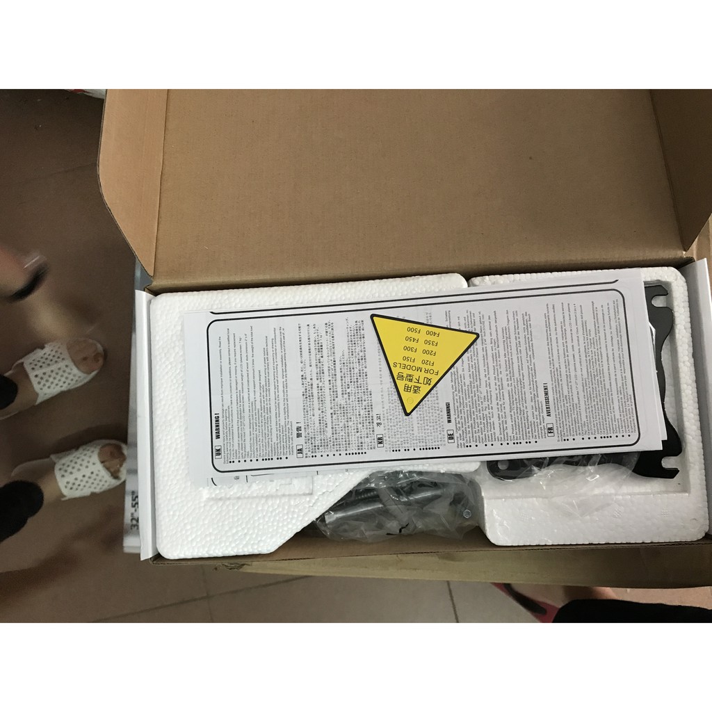 Giá treo tivi tường F120 có thể nâng lên hạ xuống được 17-27 inch