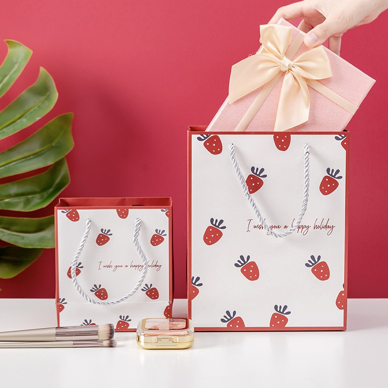 Túi Giấy Hình Họa Tiết Trái Dâu - Quai Cầm Chất Lượng