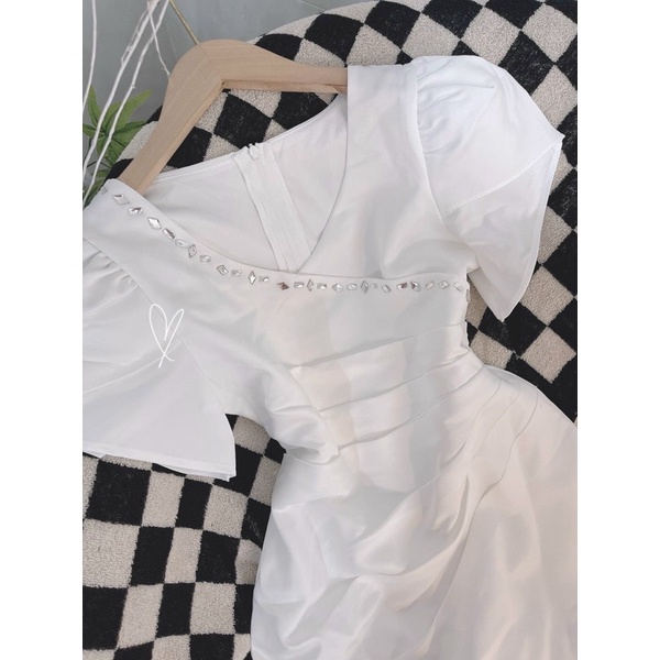 ĐẦM TRẮNG VẠT NHÍU CỔ V CHÉO CƯỜM TAY PHỒNG