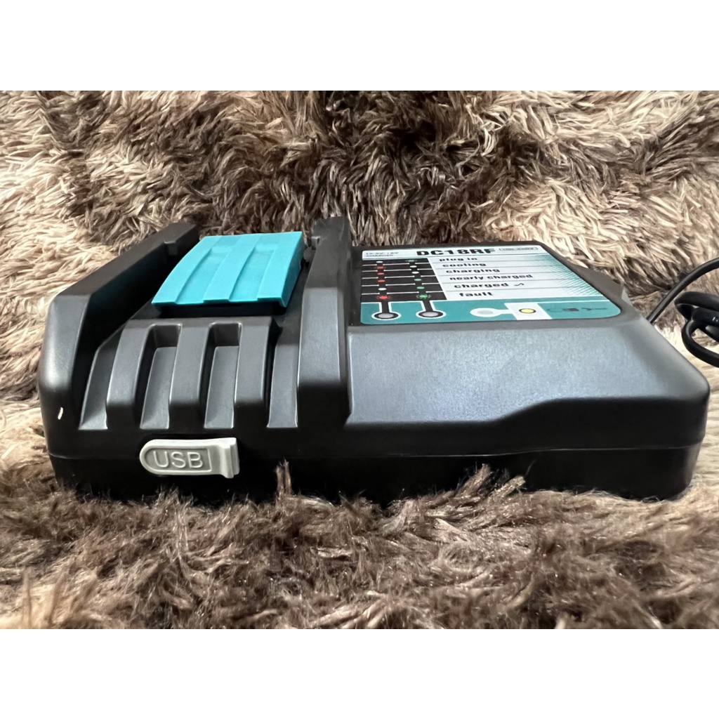 Sạc nhận zin Makita DC18RF 14.4V - 18V Li-ion, dòng sạc 3A có cổng USB . Sử dụng điện 220V. BN.