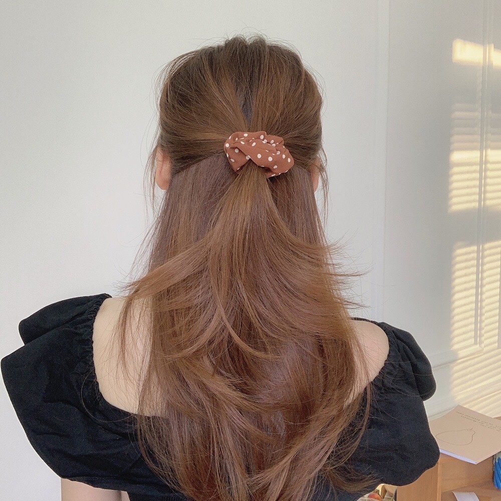 Cột tóc scrunchies họa tiết chấm bi và hoa nâu trắng Mua Tất (muatatshop)