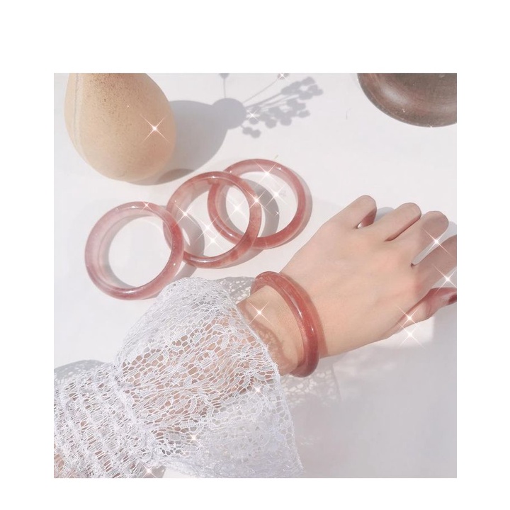 Vòng bản dâu tây hồng Với phong cách sang trọng , nhẹ nhàng, nữ tính ,thu hút ánh nhìn.