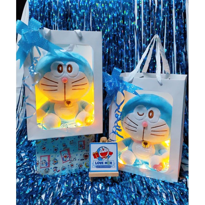 ] GẤU BÔNG DORAEMON KÈM TÚI GIẤY KÍNH DỄ THƯƠNG