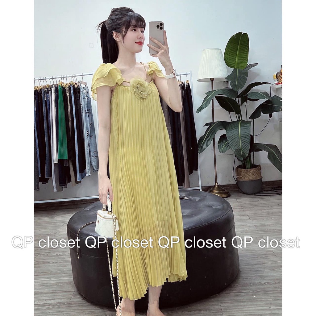 Váy dập ly kèm hoa cài xuất sắc