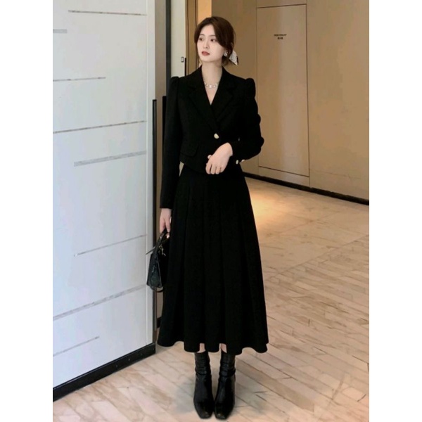 Set váy oder áo khoác kiểu vest dáng ngắn và chân váy xòe xếp ly lớn hai màu nâu và đen.