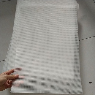 Canvas (nhựa) lỗ tròn 33*50cm, dùng nẹp mảnh móc và thêu sợi dệt 2mm