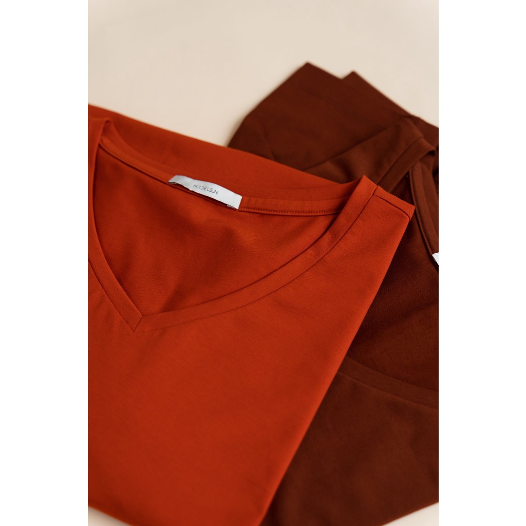 Áo thun ngắn tay nữ MADELEN dáng cổ tim tay lơ vê nhiều màu | BigBuy360 - bigbuy360.vn