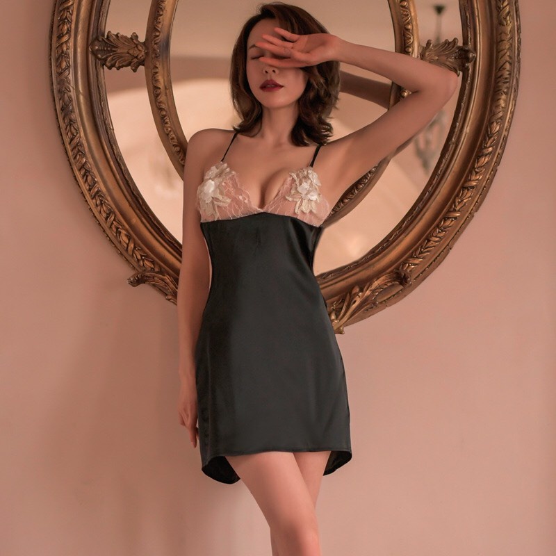 Váy ngủ sexy ren hoa ngực dây chéo hở lưng xẻ sau thắt nơ màu đen gợi cảm