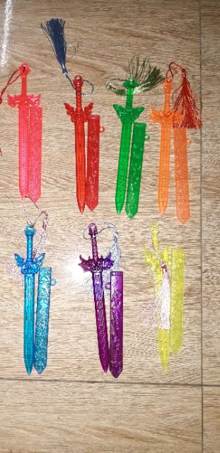 Mô hình 1 thanh gươm trang trí bằng nhựa dài 18 cm