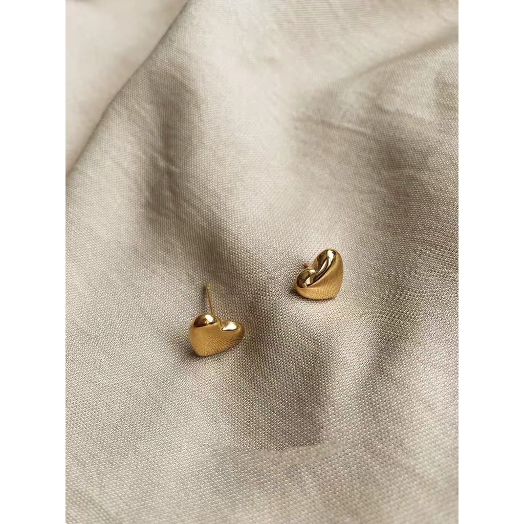Khuyên tai hình trái tim bằng thép titan mạ vàng 18k xinh xắn dễ phối đồ