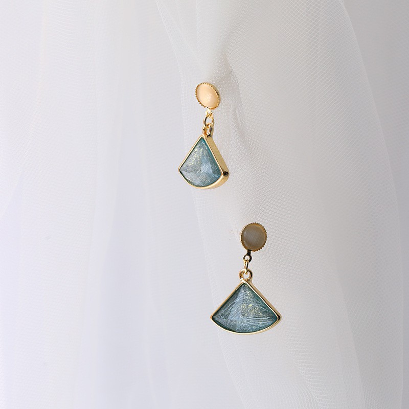 Bông tai hình quạt đính đá Opal xanh MS06