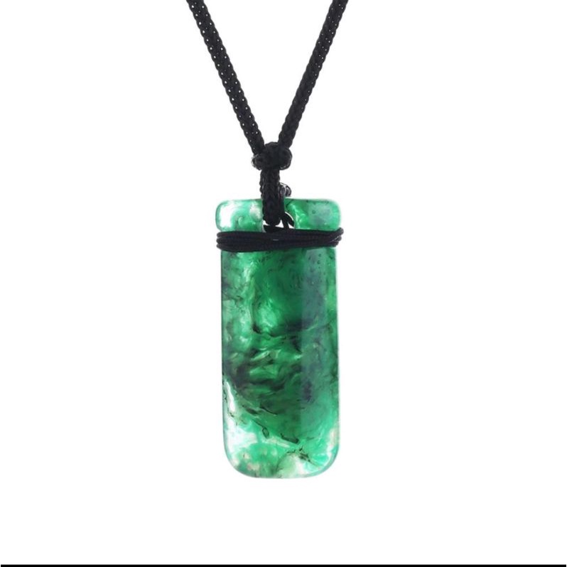 vòng đeo cổ bằng đá.