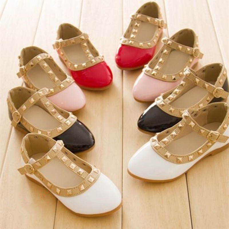 Giày sandal bít mũi phối đinh tán thời trang cho bé gái