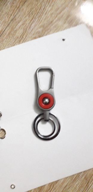 Một cái móc khóa có 2 vòng bằng thép không gỉ rất đẹp