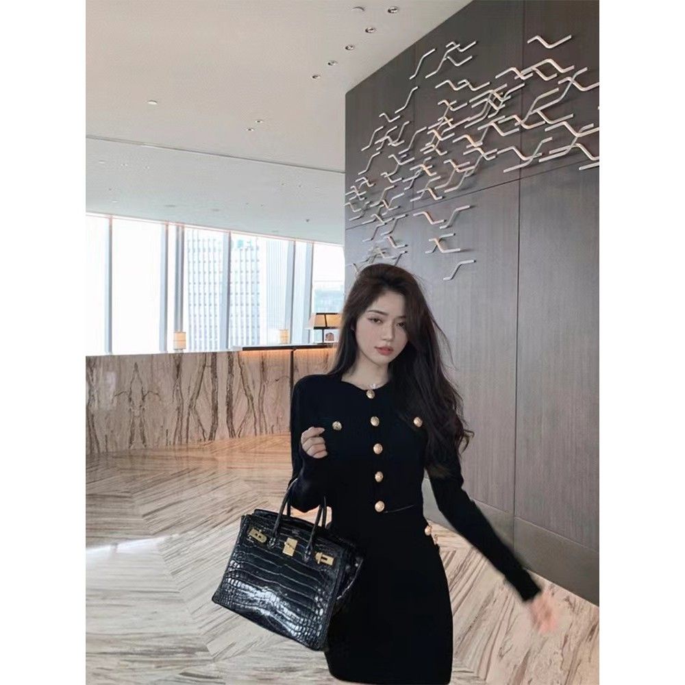 Hepburn style fried street knitted suit women's spring 2022 new French lady's round-neck blouse with hip skirt two-piece set