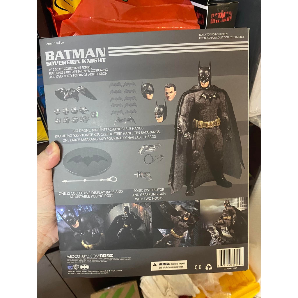Mô hình MEZCO Batman Sovereign Knight