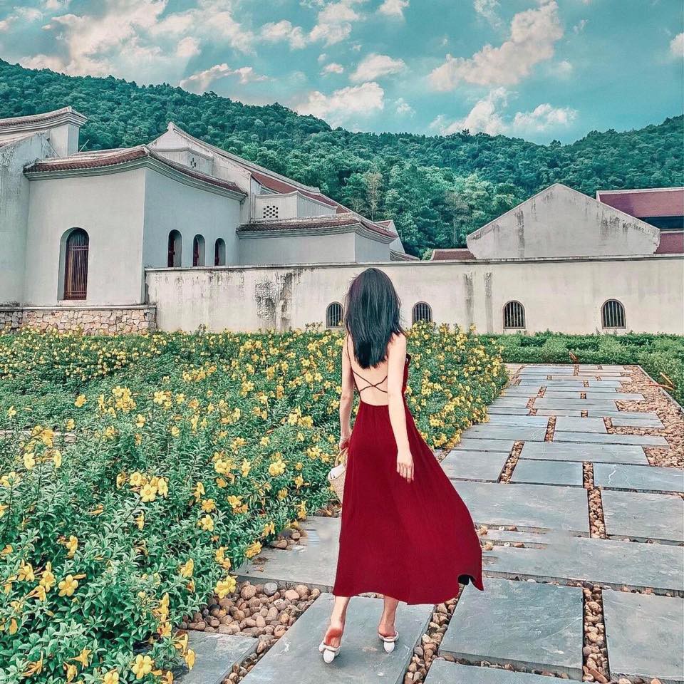 Đầm 2 dây đan chéo lưng quyến rũ,sang trọng