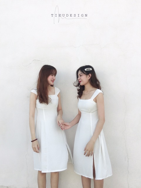 Đầm thiết kế trắng dài vai trễ, rùn ngực