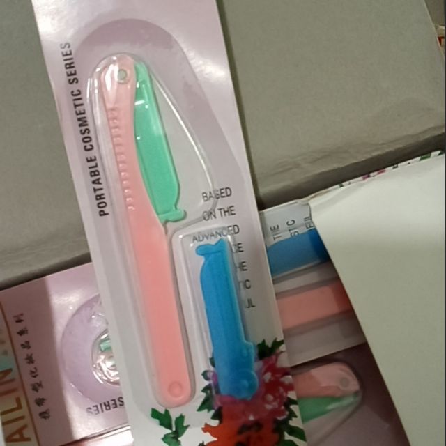 Dao tỉa lông mày