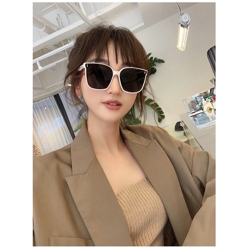 Kính mát gọng vuông cho cả nam và nữ