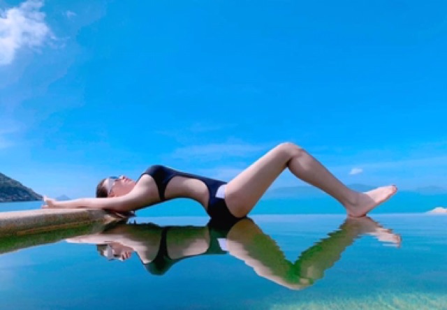 [HÌNH CHỤP THẬT] Bikini 1 mảnh cut out đen viền trắng sang chảnh