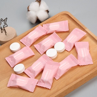 Một chiếc khăn giấy du lịch dạng nén tạo hình viên kẹo xinh xắn (KN01)