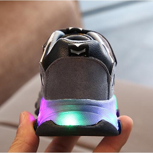 Giày thể thao khóa dán đế có đèn LED dành cho bé