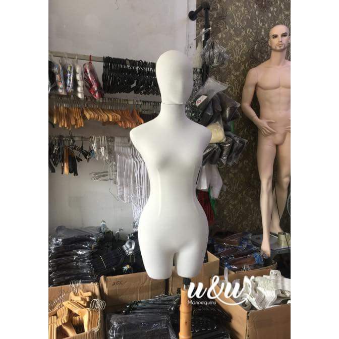 Manocanh nữ có đầu chân gỗ