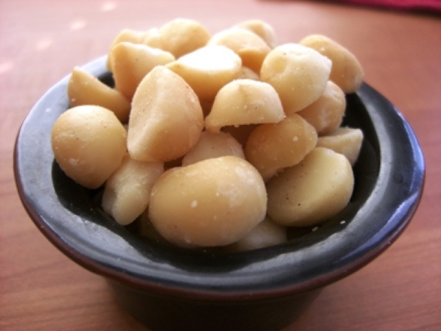 1kg Hạt Macca Úc nứt vỏ Macadamia